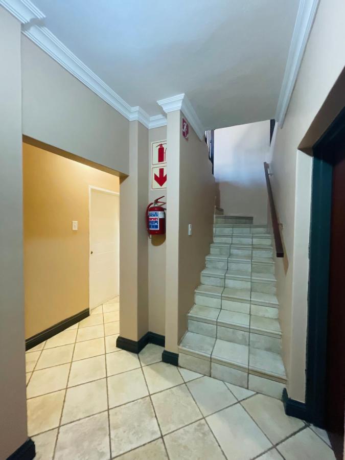 The Yacht House Hotel Hartbeespoort Exterior photo
