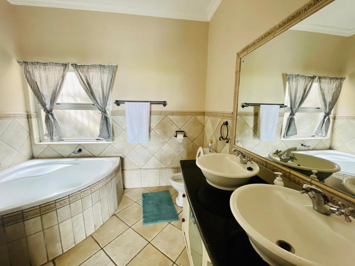 The Yacht House Hotel Hartbeespoort Exterior photo