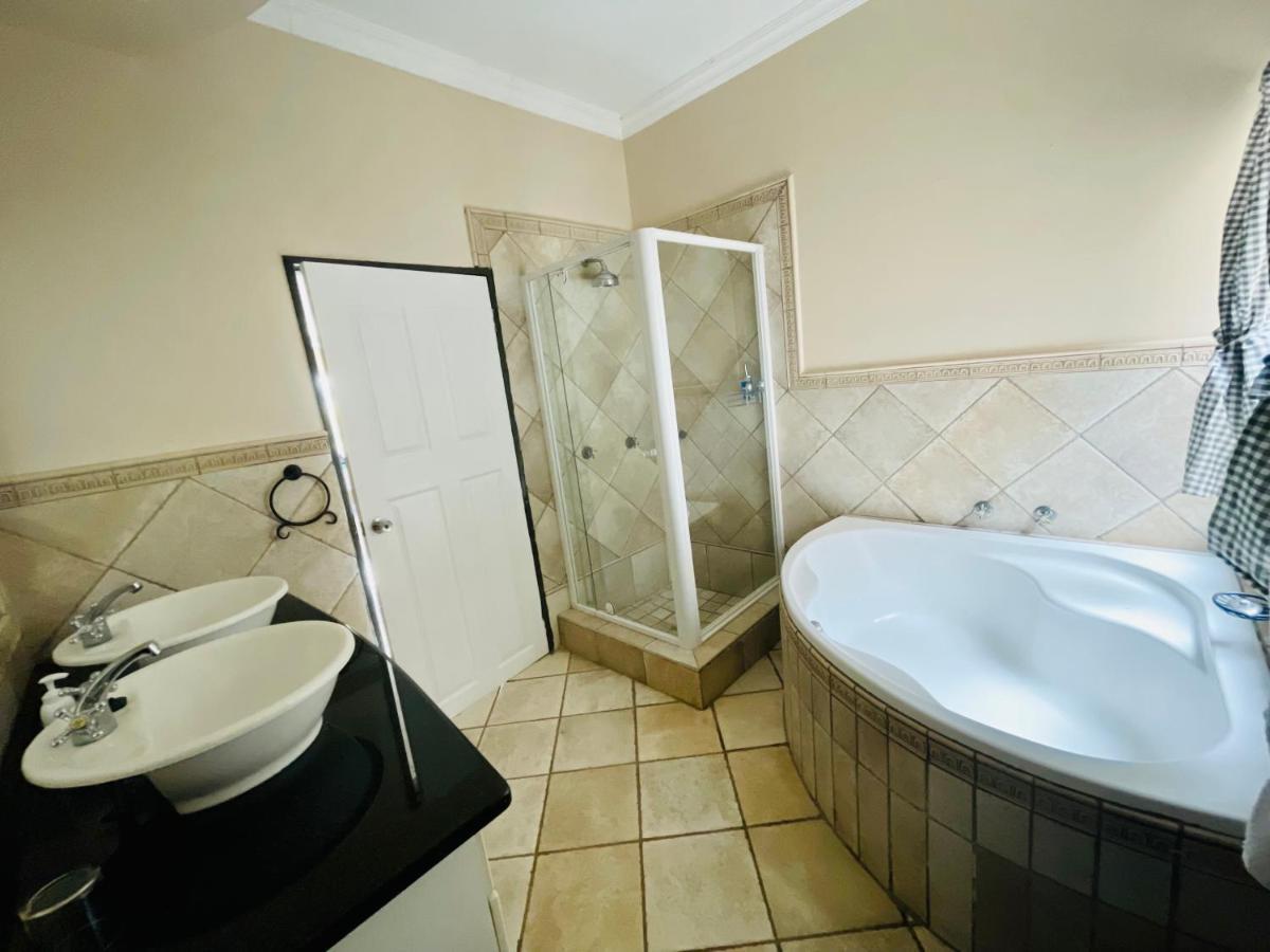 The Yacht House Hotel Hartbeespoort Exterior photo