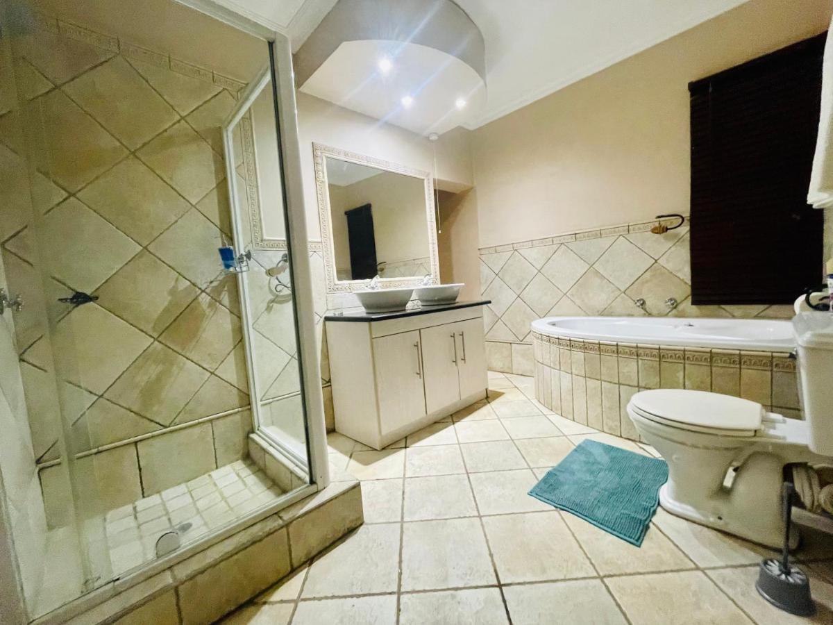 The Yacht House Hotel Hartbeespoort Exterior photo